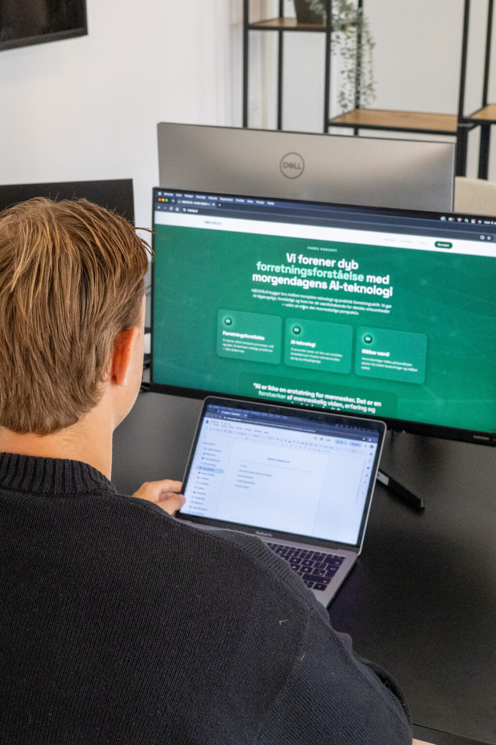 Medarbejder arbejder på en hjemmeside