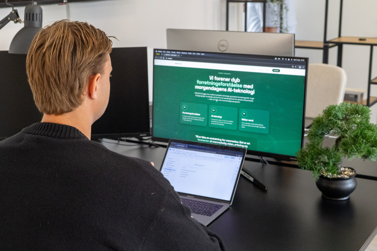 Medarbejder arbejder på en hjemmeside ved skrivebordet